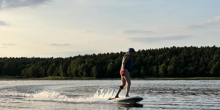 Motorový surf JetBoard: 30-60 min. jízdy po Velkém Boleveckém rybníku pro jednoho i partu