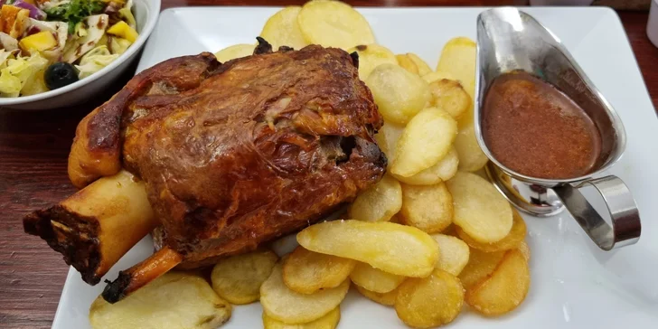 Voucher na 500 až 1500 Kč na cokoliv v restauraci Chodovská tvrz: steaky, smažené dobroty i dezerty