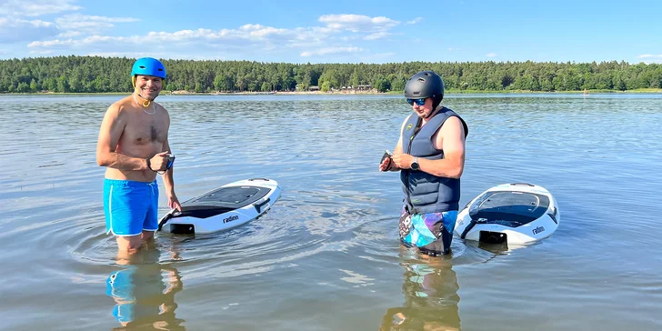 Motorový surf JetBoard: 30-60 min. jízdy po Velkém Boleveckém rybníku pro jednoho i partu