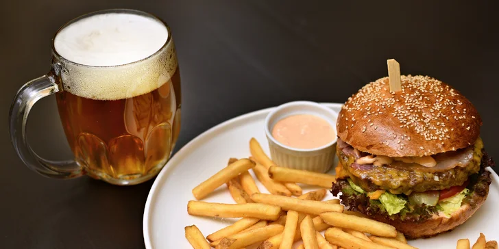 Hovězí burger s hranolky nebo i s nápojem na Újezdě pro 1 či 2 osoby