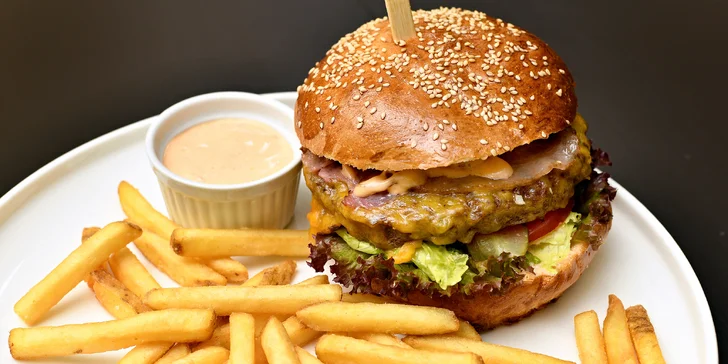 Až 1500 Kč na cokoliv v restauraci Meduzzy: dobroty k pivu, burgery, gril i dezerty