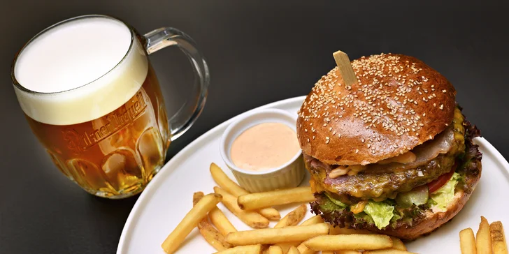 Hovězí burger s hranolky nebo i s nápojem na Újezdě pro 1 či 2 osoby