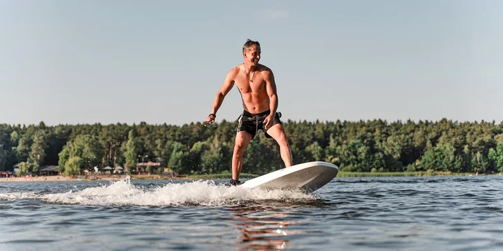 Motorový surf JetBoard: 30-60 min. jízdy po Velkém Boleveckém rybníku pro jednoho i partu