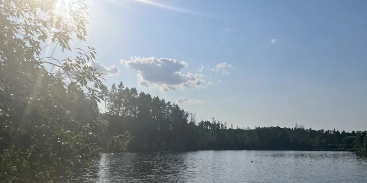 Pobyt v moderním a útulném posedu u Jihlavy: venkovní ohniště, kuchyňka i plnohodnotná koupelna