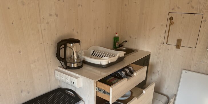 Pobyt v moderním a útulném posedu na Vysočině: venkovní ohniště, kuchyňka i plnohodnotná koupelna