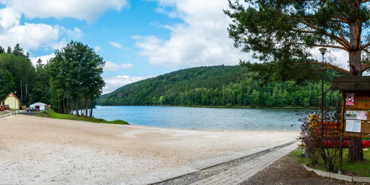 Pohoda u jezera mezi lesy: dovolená v resortu Złoty Potok, chatka nebo pokoj, spousta atrakcí