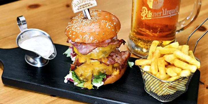 Dvojitá porce slasti: doubleburger se 400 g masa a tuplovanou plzní u I. P. Pavlova