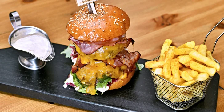 Dvojitá porce slasti: doubleburger se 400 g masa a tuplovanou plzní u I. P. Pavlova