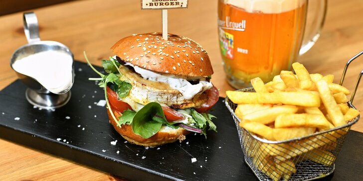 Hovězí nebo vege burger s hranolky a pivem či nealkem pro 1–4 osoby