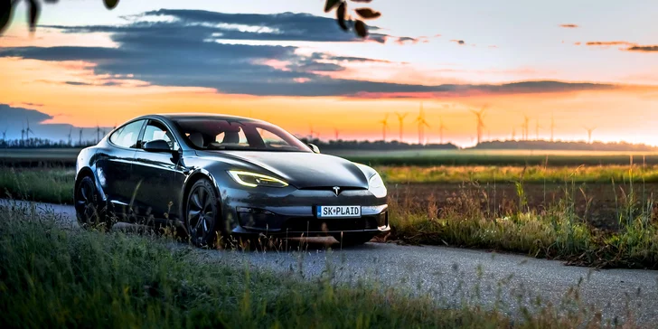 Tesla Model S Plaid: 30 nebo 60 min. spolujízdy či řízení pro 1–4 osoby