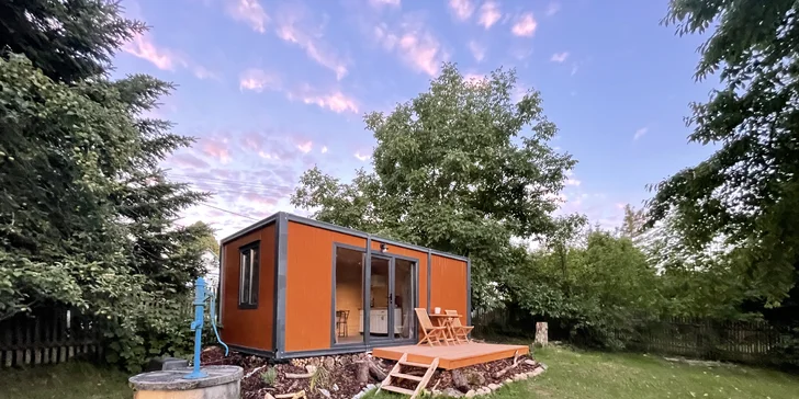 Romantika v tiny house u rybníka: vybavený domek s koupelnou a spousta výletů v okolí