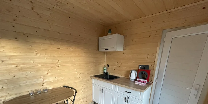 Romantika v tiny house u rybníka: vybavený domek s koupelnou a spousta výletů v okolí