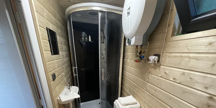 Romantika v tiny house u rybníka: vybavený domek s koupelnou a spousta výletů v okolí
