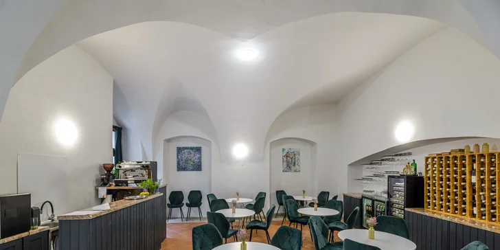 Posezení v Karlově uličce v centru Prahy: káva či osvěžující drink a dezert nebo toast