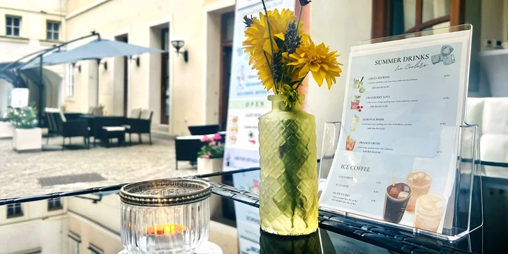 Posezení v Karlově uličce v centru Prahy: káva či osvěžující drink a dezert nebo toast