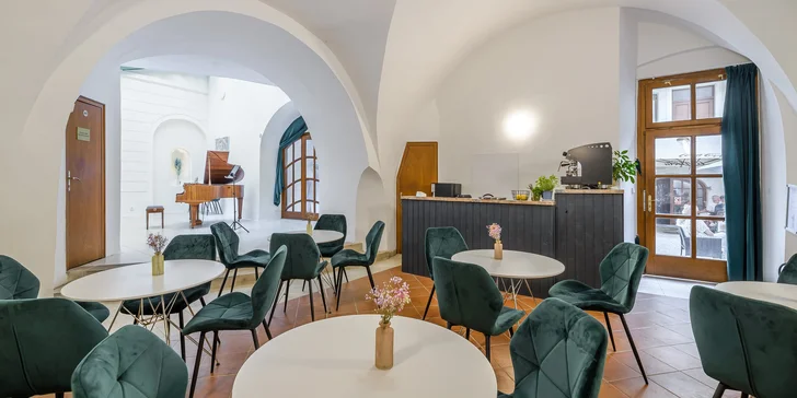 Posezení v Karlově uličce v centru Prahy: káva či osvěžující drink a dezert nebo toast