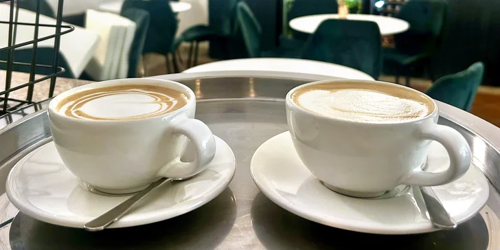 Posezení v Karlově uličce v centru Prahy: káva či osvěžující drink a dezert nebo toast