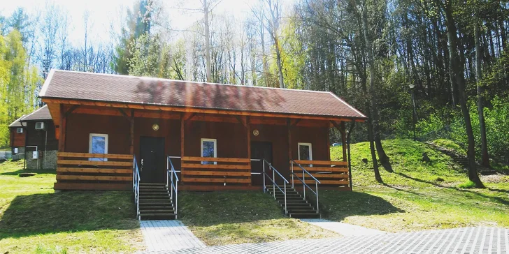 Pohoda u jezera mezi lesy: dovolená v resortu Złoty Potok, chatka nebo pokoj, spousta atrakcí