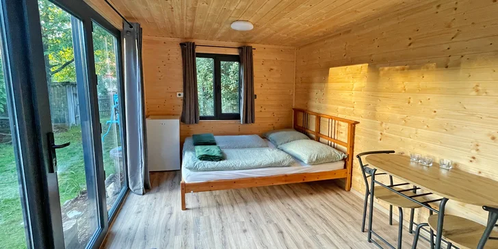 Romantika v tiny house u rybníka: vybavený domek s koupelnou a spousta výletů v okolí