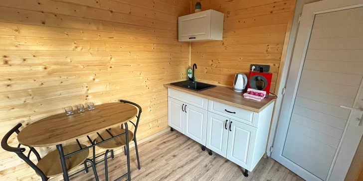 Romantika v tiny house u rybníka: vybavený domek s koupelnou a spousta výletů v okolí