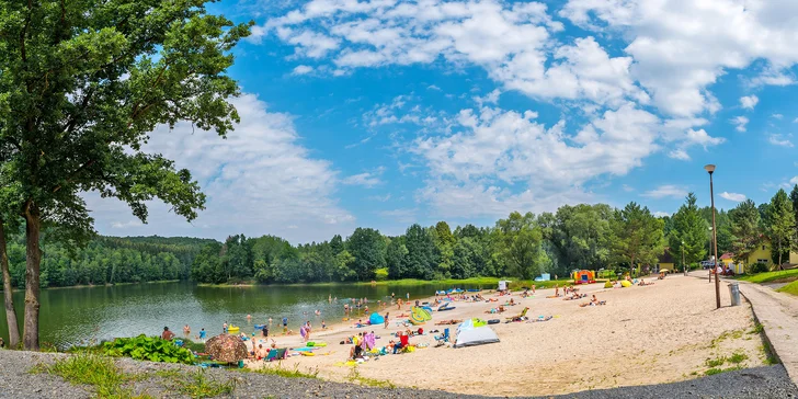 Pohoda u jezera mezi lesy: dovolená v resortu Złoty Potok, chatka nebo pokoj, spousta atrakcí