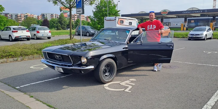 Jízda zpátky časem: 15–60 min. jako spolujezdec či řidič Mustangu z roku 1967, V8, výfuky Magnaflow