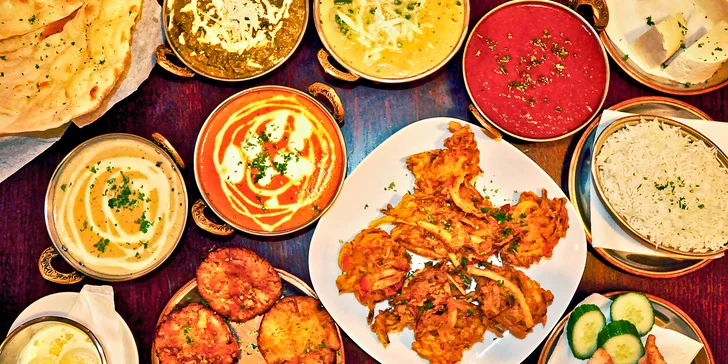 Hlavní chod a třeba i předkrm pro 2 osoby: chicken tikka masala, panner butter i dal fry