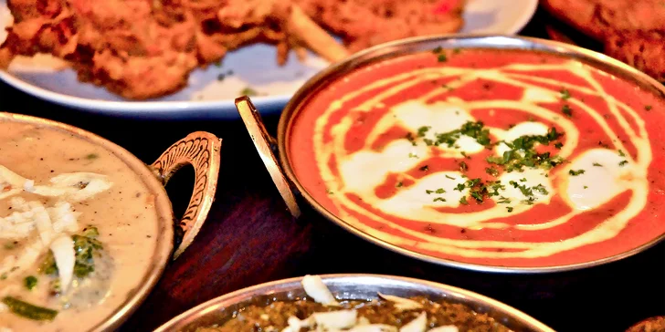 Hlavní chod a třeba i předkrm pro 2 osoby: chicken tikka masala, panner butter i dal fry