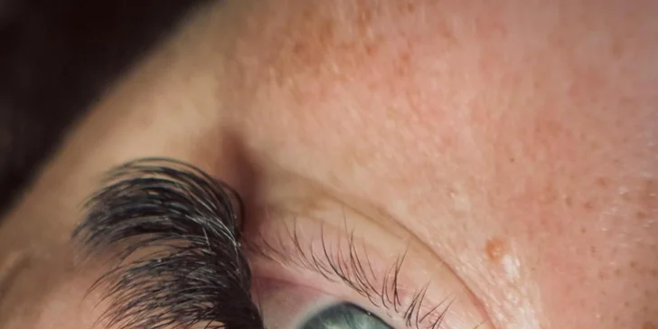 Úprava a barvení obočí, lash lifting i prodloužení řas metodou 2D