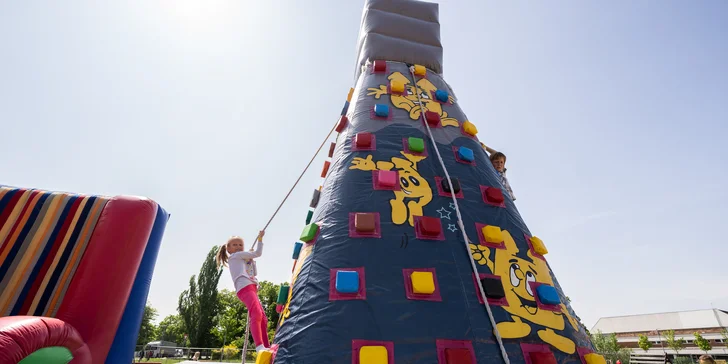 Vstupenka na rodinný festival Bezva Fest: hudba, youtubeři a atrakce v ceně