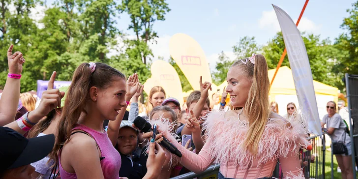 Vstupenka na rodinný festival Bezva Fest: hudba, youtubeři a atrakce v ceně