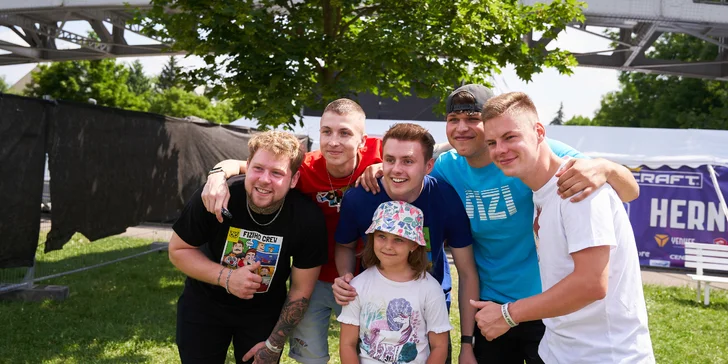 Vstupenka na rodinný festival Bezva Fest: hudba, youtubeři a atrakce v ceně
