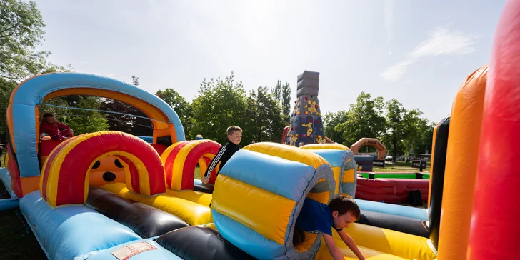 Vstupenka na rodinný festival Bezva Fest: hudba, youtubeři a atrakce v ceně