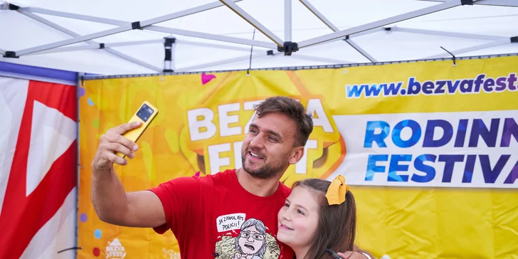Vstupenka na rodinný festival Bezva Fest: hudba, youtubeři a atrakce v ceně