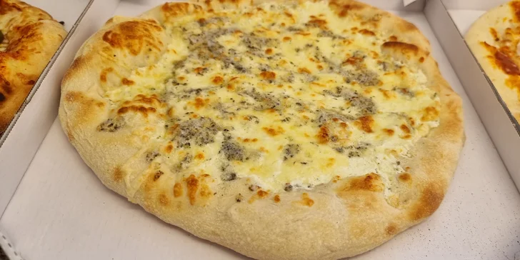 Jedna nebo dvě velké pizzy o průměru 45 cm podle výběru z 15 druhů