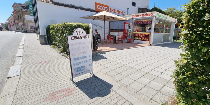 Jedna nebo dvě velké pizzy o průměru 45 cm podle výběru z 15 druhů