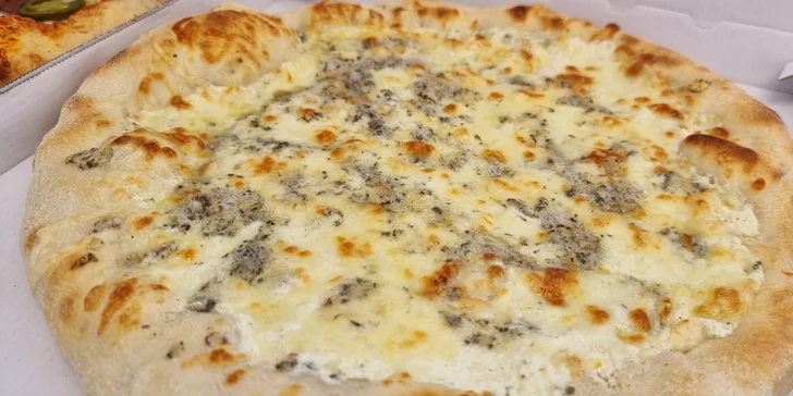 Jedna nebo dvě velké pizzy o průměru 45 cm podle výběru z 15 druhů