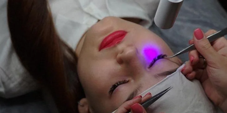 Úprava a barvení obočí, lash lifting i prodloužení řas metodou 2D