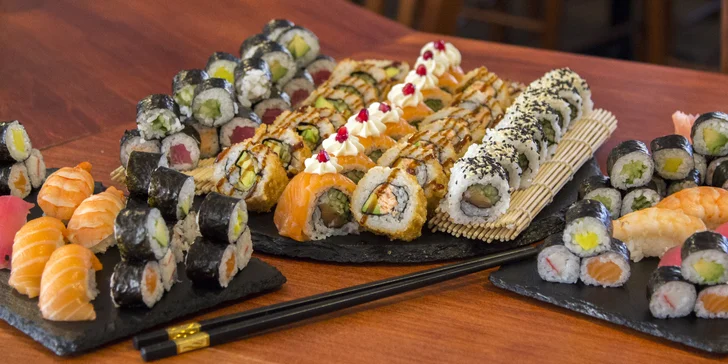 Pestré sety 30–107 ks sushi, smažených závitků a kimchi i s vínem