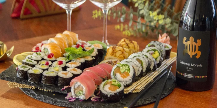 Pestré sety 30–107 ks sushi, smažených závitků a kimchi i s vínem