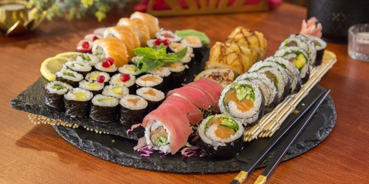 Pestré sety 30–107 ks sushi, smažených závitků a kimchi i s vínem