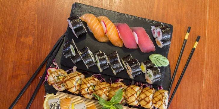Pestré sety 30–107 ks sushi, smažených závitků a kimchi i s vínem