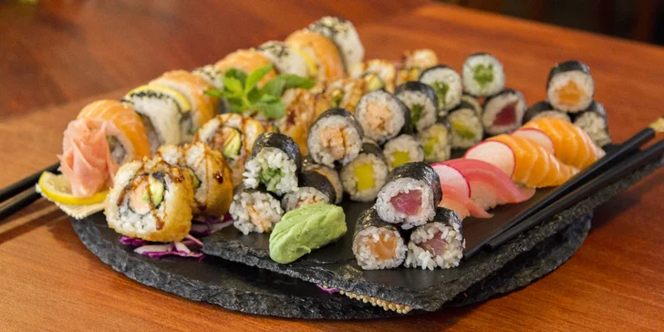 Pestré sety 30–107 ks sushi, smažených závitků a kimchi i s vínem