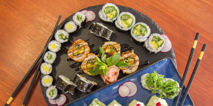 Pestré sety 30–107 ks sushi, smažených závitků a kimchi i s vínem
