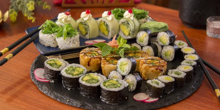Pestré sety 30–107 ks sushi, smažených závitků a kimchi i s vínem
