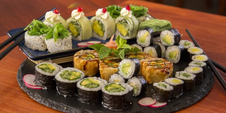 Pestré sety 30–107 ks sushi, smažených závitků a kimchi i s vínem