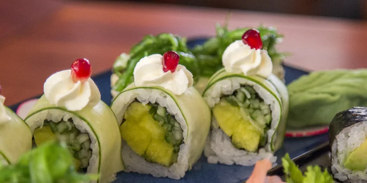 Pestré sety 30–107 ks sushi, smažených závitků a kimchi i s vínem
