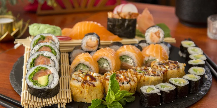 Pestré sety 30–107 ks sushi, smažených závitků a kimchi i s vínem