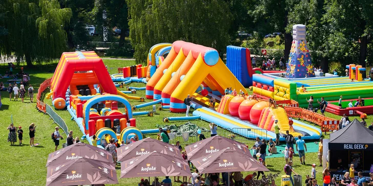 Vstupenka na rodinný festival Bezva Fest: hudba, youtubeři a atrakce v ceně