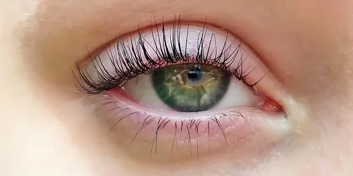 Lash lifting s barvením: natočené, zvýrazněné a zároveň přirozené řasy bez práce
